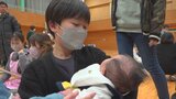 小学生が赤ちゃんの抱っこ体験　乳幼児との触れ合いを通して出産や子育てを学ぶ　笛吹市|TBS NEWS DIG