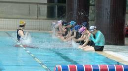 繁華街で水泳の授業！？小学校の水泳授業「民間委託」が本格スタート　温水プールでインストラクターが泳力別指導　担任は安全確認に集中　コスト・天候面のメリットも|TBS NEWS DIG