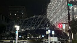 「風で工事の足場が崩れた」千葉市緑区の「ゆみ～る鎌取ショッピングセンター」で足場が崩れ駐輪場や遊歩道をふさぐ　竜巻注意情報発表中|TBS NEWS DIG