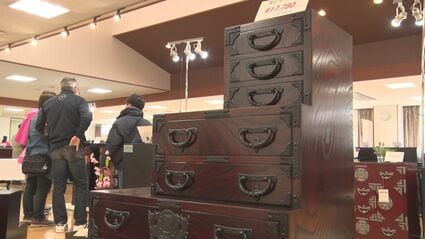 職人の技が光る200点以上のたんすが勢ぞろい 岩谷堂箪笥まつり 岩手