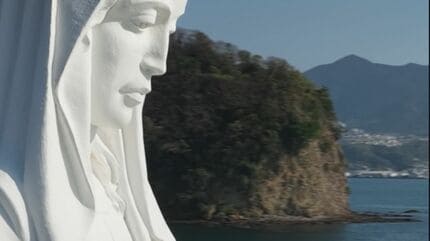 マリア像が見守る海、茜色に染まる棚田。鳥の目でたどる長崎の原風景