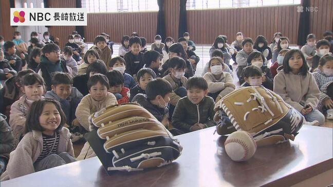 小中学校で三学期始業式　子どもたちに大谷翔平選手のグローブお披露目【長崎】|TBS NEWS DIG