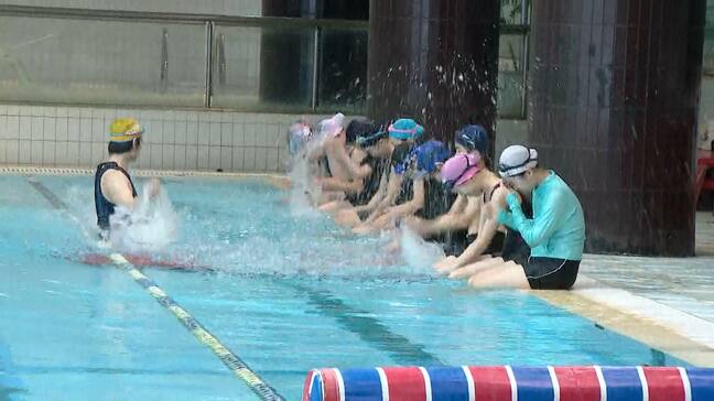 繁華街で水泳の授業!?小学校の水泳授業「民間委託」が本格スタート 温水プールでインストラクターが泳力別指導 担任は安全確認に集中 コスト・天候面のメリットも|TBS NEWS DIG