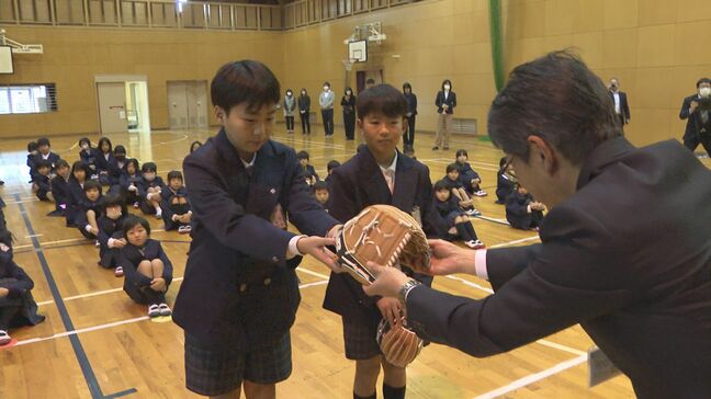 大谷選手贈ったグローブ　児童にお披露目　ピッチャーやるなら三振取って勝ちたい|TBS NEWS DIG