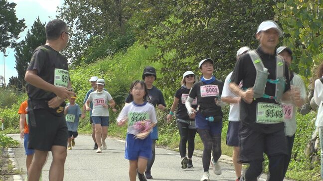 収穫期を迎えたブドウ畑の間を駆け抜ける「巨峰の丘マラソン大会」　2100人が健脚競う|TBS NEWS DIG