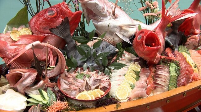 大皿に豪快に盛る高知の伝統料理「皿鉢」が繊細なアートに！職人自慢の皿鉢料理約200作品が商店街に並ぶ【高知】|TBS NEWS DIG