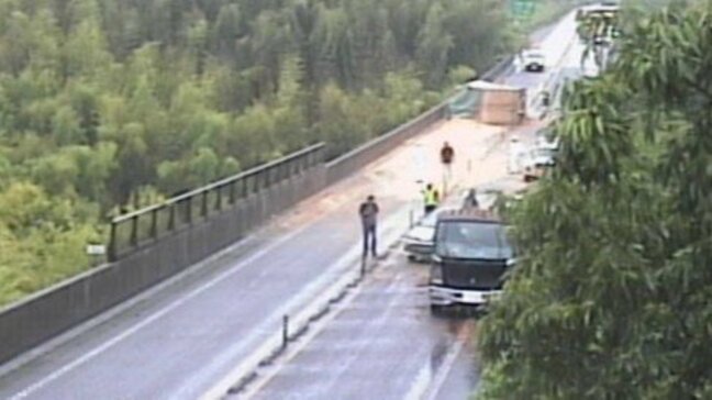 【交通情報】中九州横断道路でトラックなど5台絡む事故 積み荷が路上に散乱 犬飼IC~千歳IC間で通行止め 大分 |TBS NEWS DIG