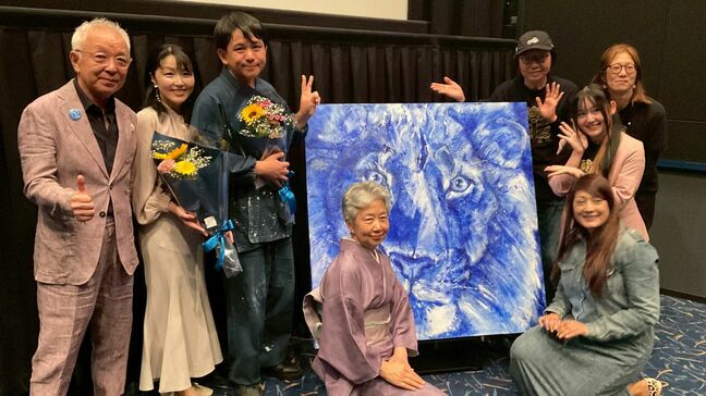 映画「青いライオン」新居浜での上映最終日に自閉症の画家・石村嘉成さん「天国のお母さんも喜んでいます」|TBS NEWS DIG