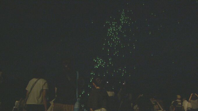 「家族がいつまでも幸せに」願いを込めた２０００個の光る風船　夜空を彩る　山口・柳井|TBS NEWS DIG