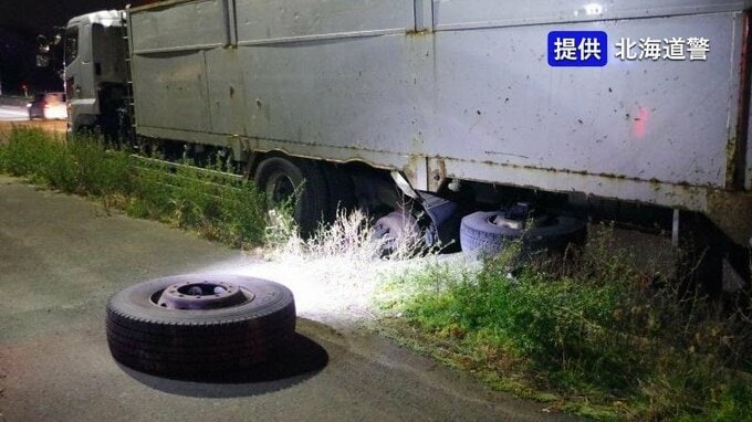 「ガタガタ異音がした」走行中の大型トラックからタイヤが外れ 、道路脇のトラックに衝突　けが人なし　10月末にタイヤ交換したばかり  北海道北広島市　|　北海道のニュース｜HBC北海道放送