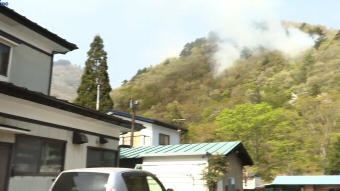 斜面が急で困難な消火作業続く　シイタケの乾燥小屋から出火の山火事120ヘクタール焼く　岩手・宮古市|TBS NEWS DIG