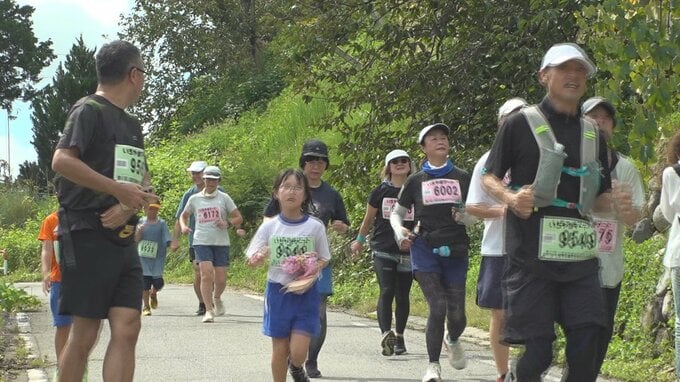 収穫期を迎えたブドウ畑の間を駆け抜ける「巨峰の丘マラソン大会」　2100人が健脚競う　|　山梨のニュース | ＵＴＹテレビ山梨
