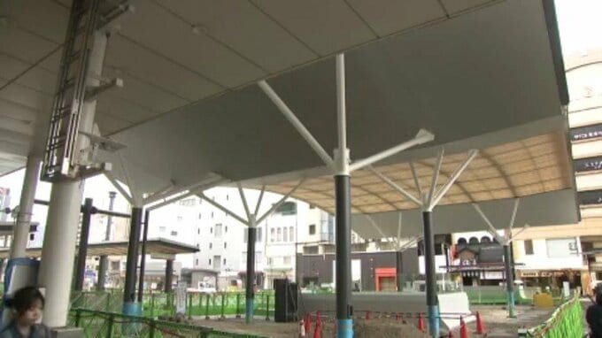 松山市駅前広場の大屋根が“完成"も… 「濡れずに乗り換え」できず困惑の声 愛媛県・松山市駅|TBS NEWS DIG