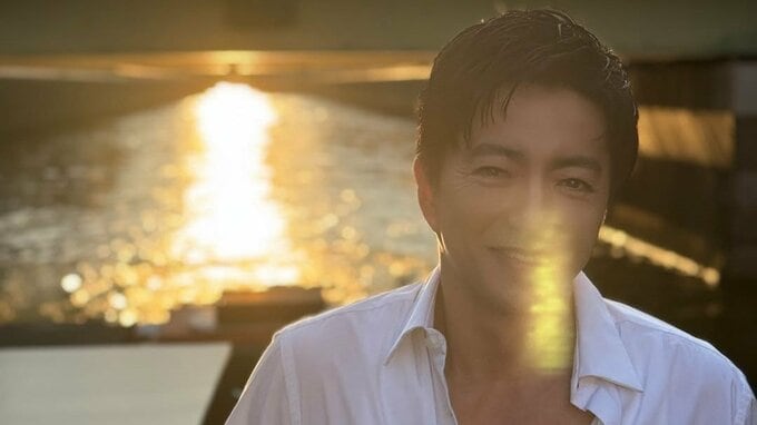 【 大沢たかお 】川面に夕陽を背負って笑顔　フォロワー歓喜「天帝さまに後光が」「一日がんばれます」|TBS NEWS DIG