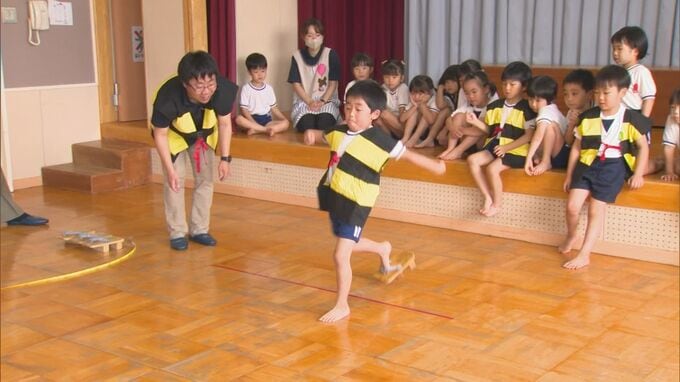 4年ぶり復活「ゲタ飛ばし大会」を前に園児が挑戦　７メートル以上飛ばす園児も　鳥取・境港市　|　BSSニュース | BSS山陰放送