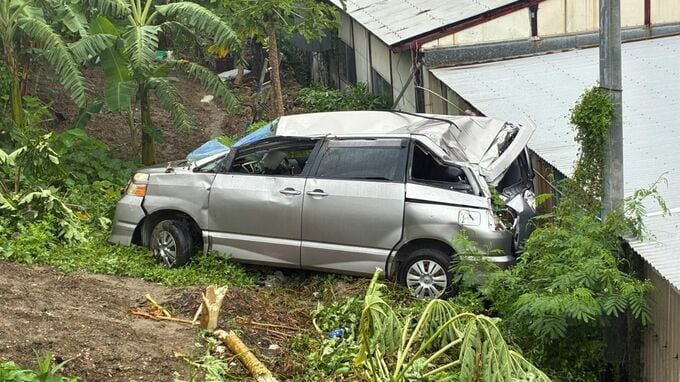 「5メートル下に車が落ちた」高齢女性2人が乗った車が斜面下に転落　ブレーキとアクセルの踏み間違いか|TBS NEWS DIG