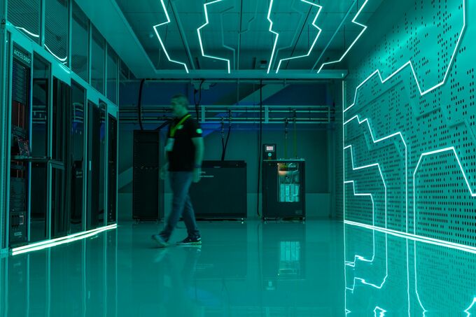 AI需要で資金調達急ぐ日本企業、能力増強へ資本市場活用－株高後押し