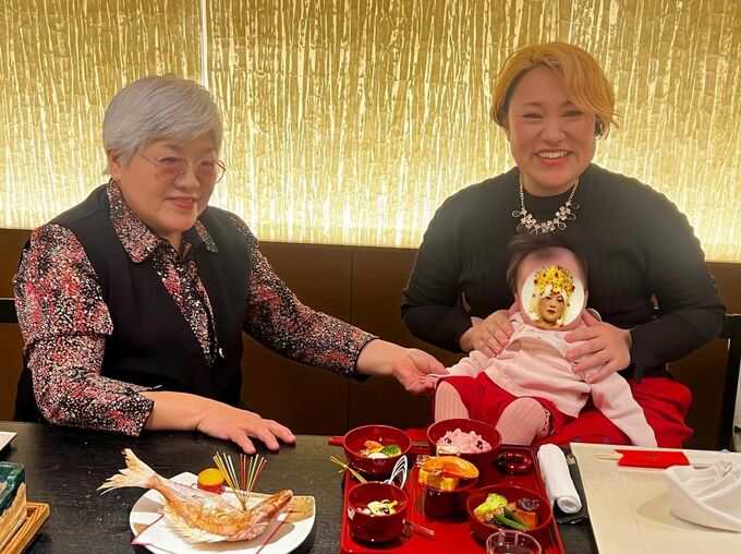 【バービー】愛娘のお食い初めを報告　初対面の母「かしこいわあ。知能犯になるわ」|TBS NEWS DIG