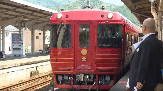 JR四国の観光列車「伊予灘ものがたり」が緊急停車　線路内の高齢女性が転倒　病院に搬送  愛媛・大洲市|TBS NEWS DIG