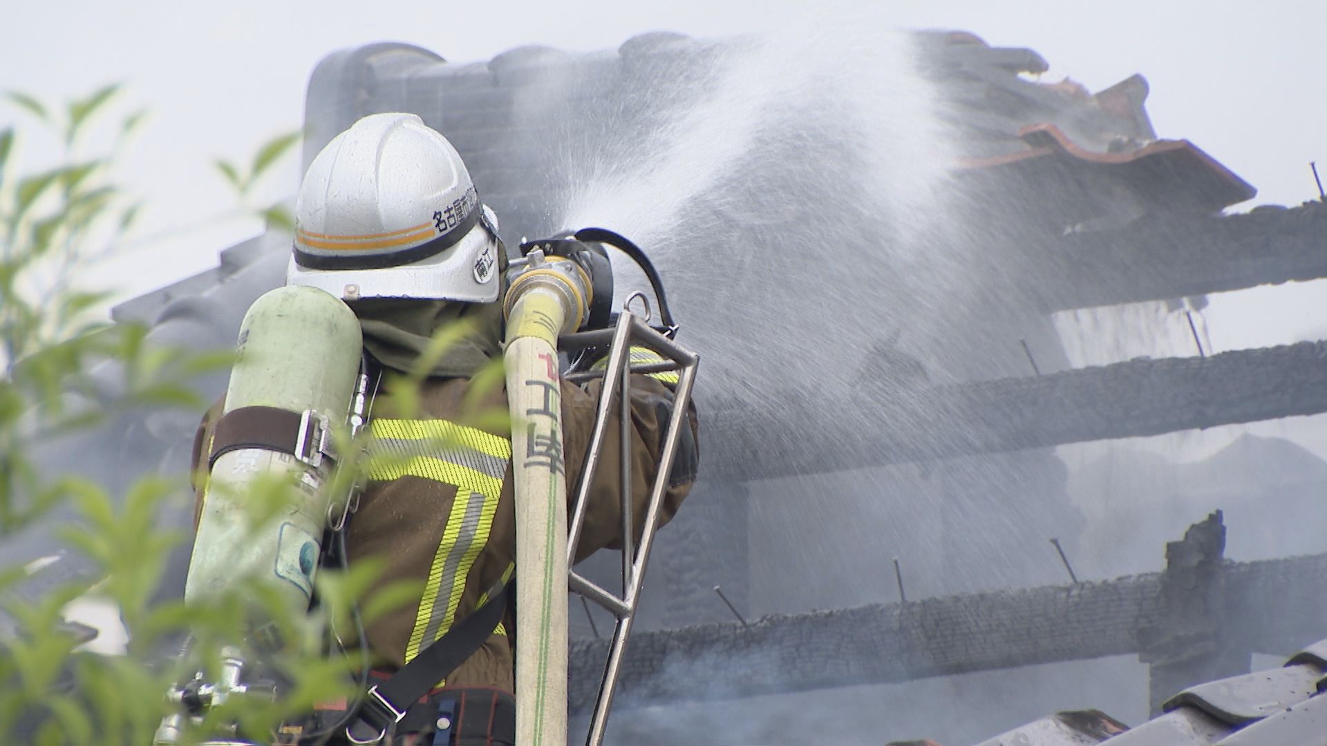 住宅が焼ける火事　６０代の女性を病院に搬送　