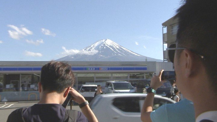 「日本人は正しい」「もっといい方法が」　“富士山とローソン”の撮影人気スポット　あす黒幕設置　外国人の反応は…
