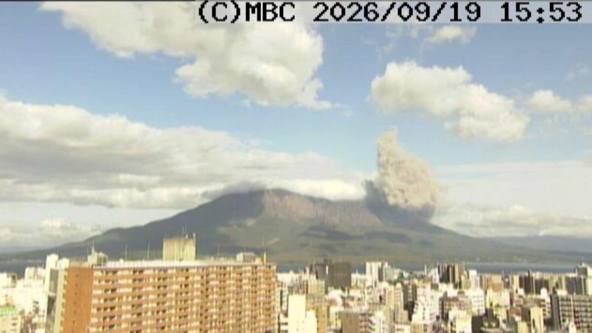 桜島で噴火　噴煙は火口から南西方向に　鹿児島