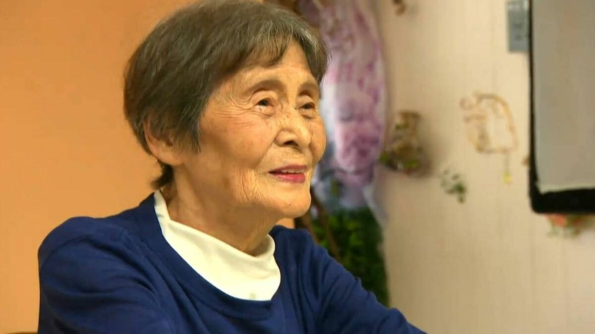 90歳に見えないかも」敬老の日 晩酌のグラスと日記を手に記念撮影 写真