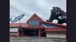 店舗の屋根に巨大なクマと鮭のオブジェ「かに御殿」運営会社のマルヨシ水産が事業停止し破産申請の準備に入る 北海道白老町|TBS NEWS DIG