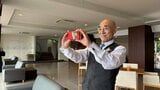 笑顔とお節介で心をつなぐ　絶景の宿「海と夕やけ」の名物スタッフ　吉海さんのおもてなし|TBS NEWS DIG