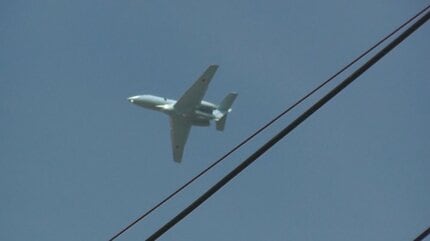 航空自衛隊の機体が甲府市の住宅街の上空を低空飛行 防衛省「500m上空
