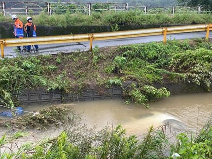 大雨で川から軽乗用車発見、車内から男性救助されるが死亡確認 | 山口
