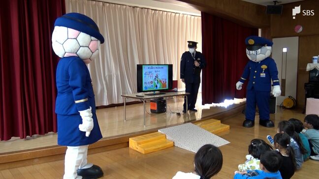東日本大震災から15年を前に警察がこども園で防災訓練 地震から身を守る行動を学んで=静岡市|TBS NEWS DIG