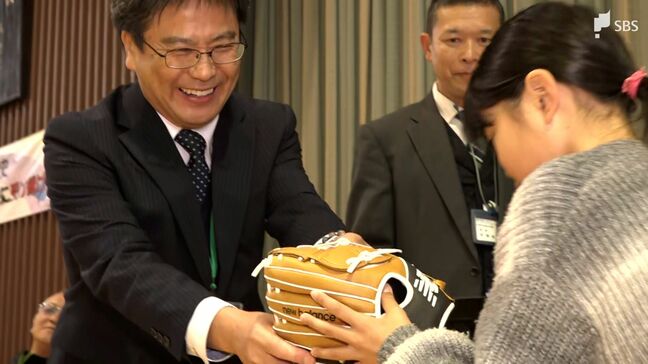 「野球やろうと思った」大谷翔平選手のグローブ  三島市にも届く　元高校球児の豊岡市長と早速キャッチボール=静岡・三島市|TBS NEWS DIG