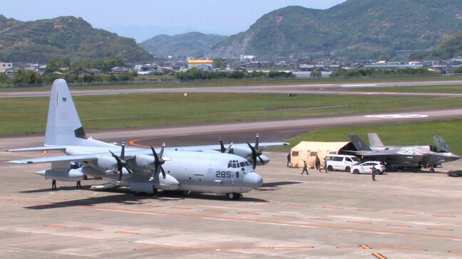 高知龍馬空港に米軍"輸送機KC-130"が着陸、機材など積み込み約1時間後に離陸 3月25日に戦闘機F-35が着陸して以降、整備作業が続く|TBS NEWS DIG