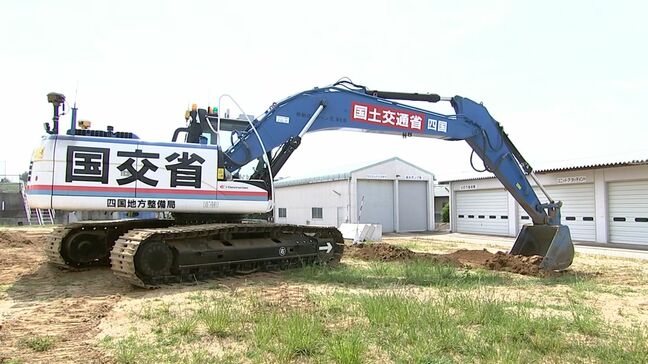 災害復旧作業に必要な遠隔式大型ショベルカーなどの扱いを学ぶ訓練　四国地方整備局の職員約40人【香川】|TBS NEWS DIG