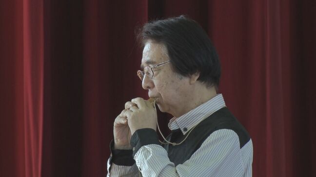 戦時中に日本兵が隠れたガジュマルの木 平和願う曲を響かせる笛「コカリナ」に生まれ変わり演奏会|TBS NEWS DIG