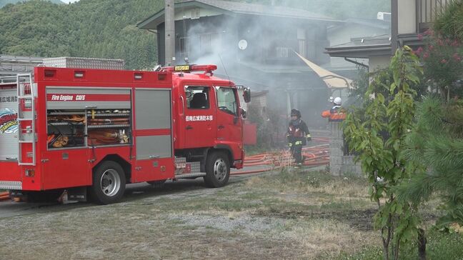 「爆発し窓から黒煙」山ノ内町で火事 車庫と車3台が焼ける 隣にはプロパンガスの収納庫 50歳男性がやけどで重傷 長野|TBS NEWS DIG
