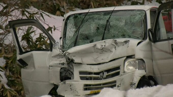片側1車線の県道で大型トレーラが対向車線にはみ出し、軽トラックに衝突…軽トラック運転の高齢男性が死亡　鳥取県日南町|TBS NEWS DIG