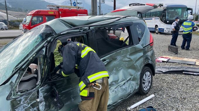 【速報】バスと乗用車が衝突　10か月の女の子を含む男女５人を救急搬送　国道20号の交差点　山梨　|　山梨のニュース | ＵＴＹテレビ山梨