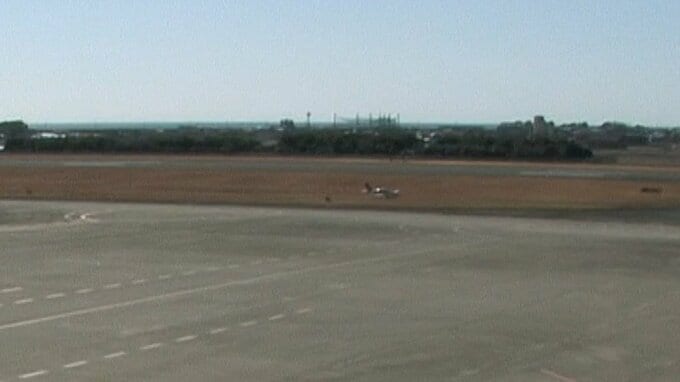 着陸中の小型飛行機が滑走路から逸脱…けが人や機体への損傷なく、自走して駐機場へ　滑走路は点検のため15分ほど閉鎖【高知】　|　高知のニュース・天気｜KUTV NEWS | KUTVテレビ高知
