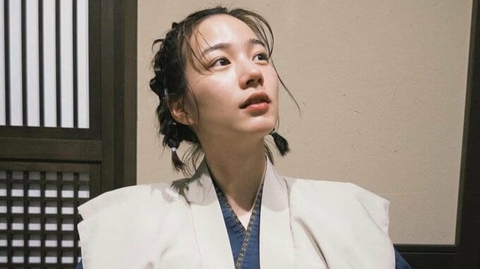 【のん】「休息」白い花咲く屋外での散策や浴衣姿のリラックスしたひとときを公開にファン反響「休息、なのに絵になる」|TBS NEWS DIG