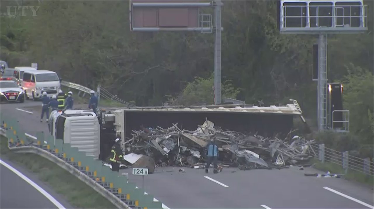 中央道上り線 須玉ICー韮崎IC　大型トラック横転事故による通行止め解除
