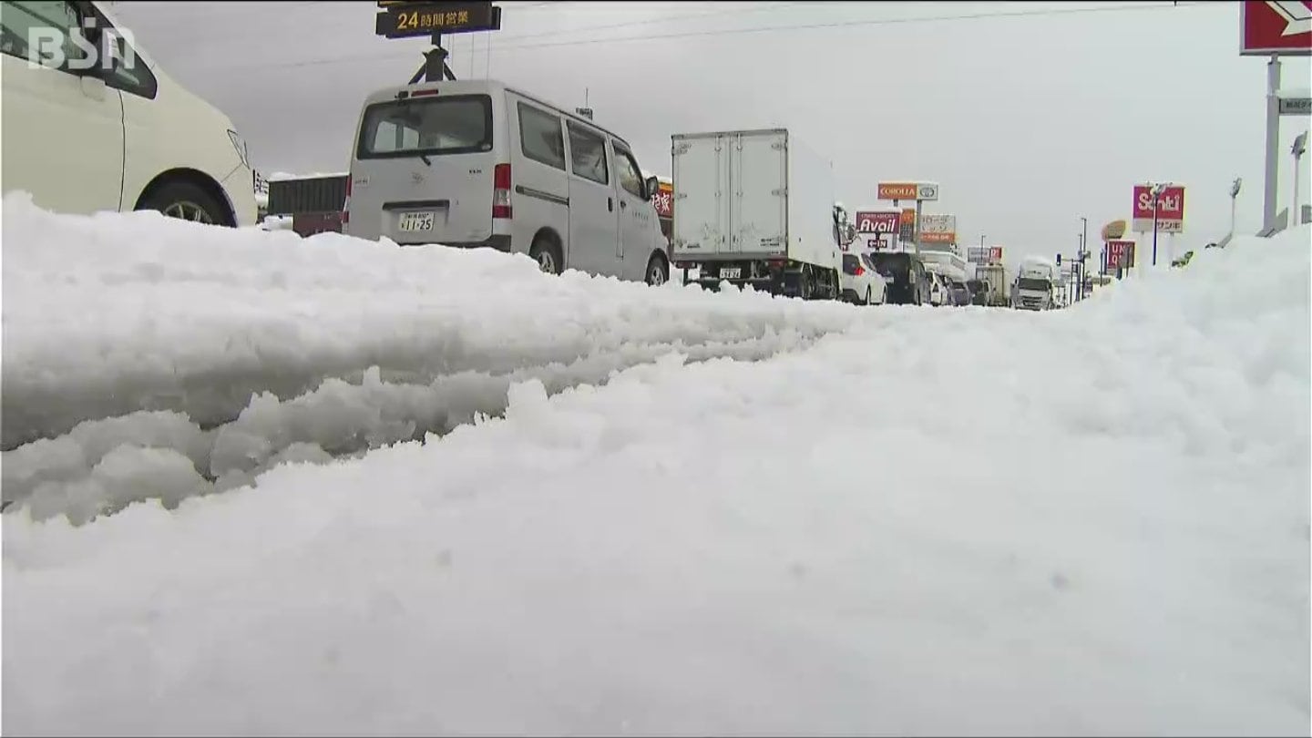 国道8号の立往生は「徐々に解消」新潟県・柏崎市 顕著な大雪の影響