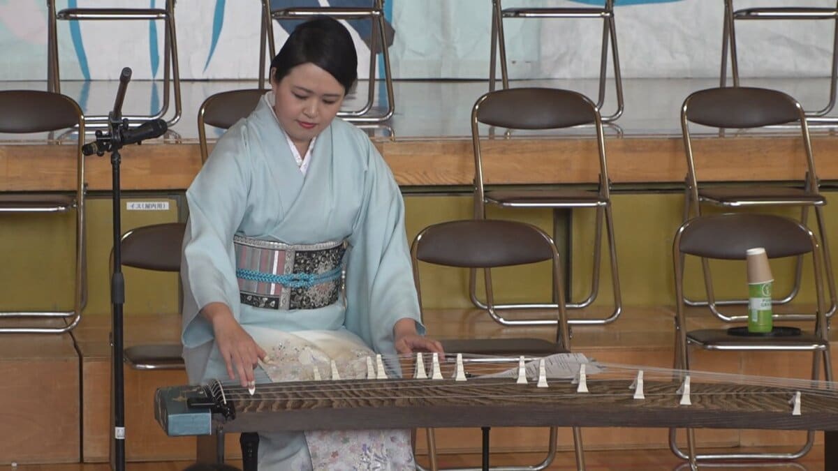 外国の楽器より温かみのある音色」“日本最古の楽器”琴 小学校で演奏家