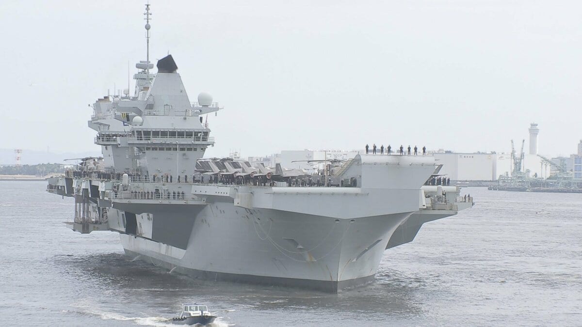 イギリス海軍プリンス・オブ・ウェールズ乗組員直筆サイン&生写真 戦闘機が甲板の上にずらり」イギリス空母プリンス・オブ