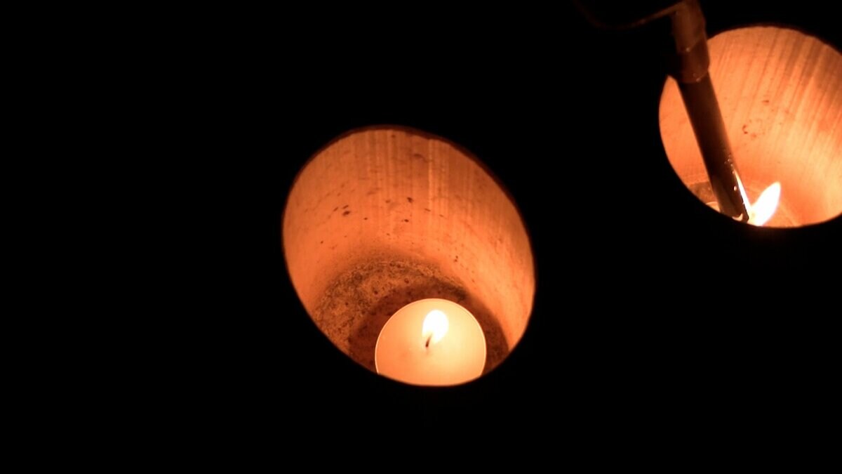 西日本豪雨から8年 倉敷市の真備地区で6日夜「祈りの灯」約180個の
