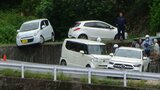 「車が事故をした」運転操作誤り駐車場から1.5ｍ下の道路に落下　直後に走行中の車と衝突　40代女性が搬送されるも命に別状なし|TBS NEWS DIG