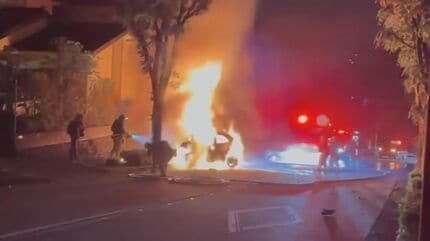 いつ爆発するか…」足元から火 炎上する車から意識朦朧の運転手を