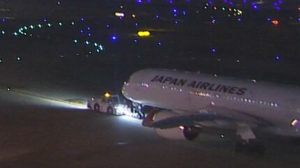 福岡空港でJAL機が誘導路灯に接触 カーブ曲がりきれずか約1時間
