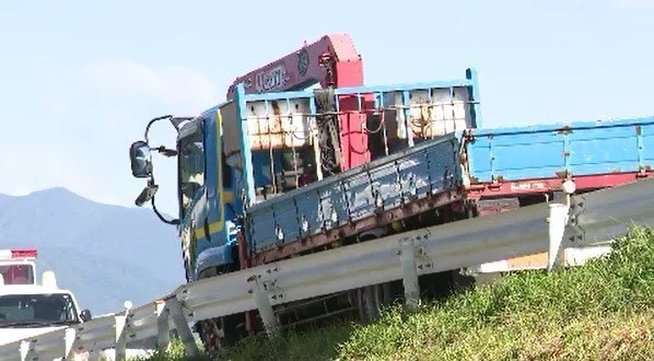 【続報】トラックが対向車線にはみ出したか　男性2人が重軽傷　トラックが乗用車2台と衝突　伊那市の国道153号　|　SBC NEWS | 長野のニュース | SBC信越放送